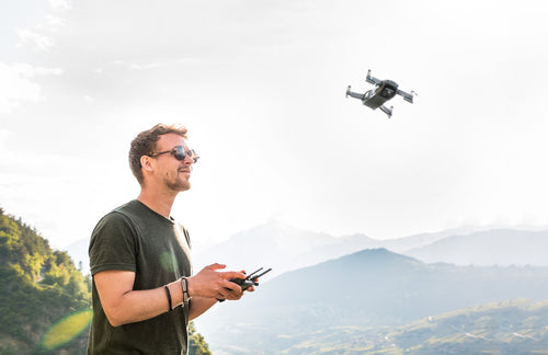 Het verkennen van de lucht: Een close-up van drones met camera, met de Tedroka K911 Max Drone